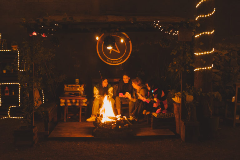 Celebra a los abuelos en el bosque y con fogata