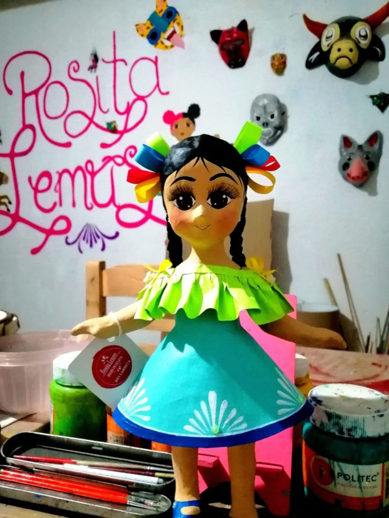 rosita-lemus-mujer-celaya-muñeca-cartonería