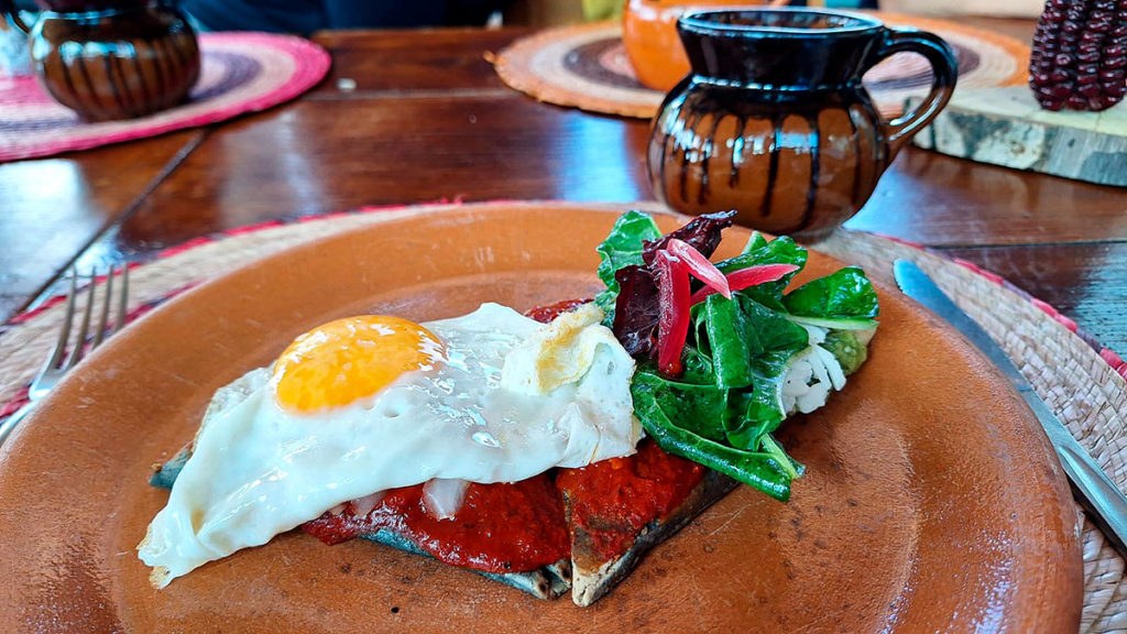 Sopes de maíz azul con huevo estrellado y ensalada con vinagreta, del restaurante Milli Cocina de Maíces