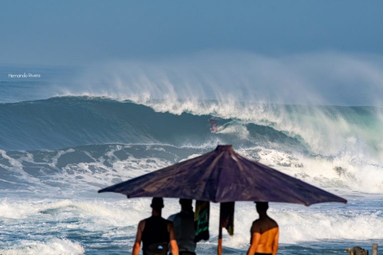 surfing-boca-de-pascuales-colima-playa