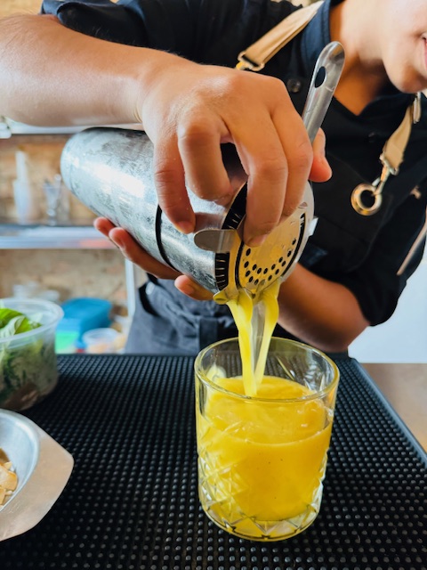 tikuun-comedor-local-coctelería-maracurita-preparacion