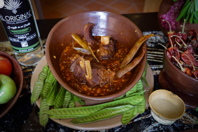 Disfruta de una degustación gratuita del Mole de Caderas