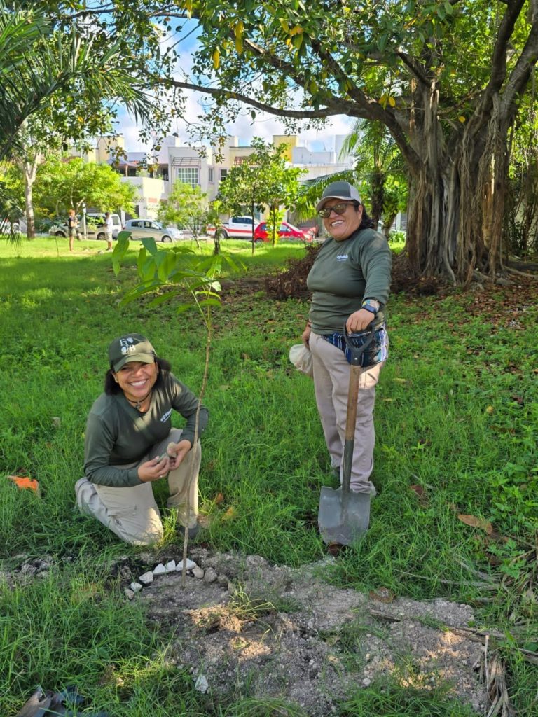 Nadia e Ita felices con su árbol