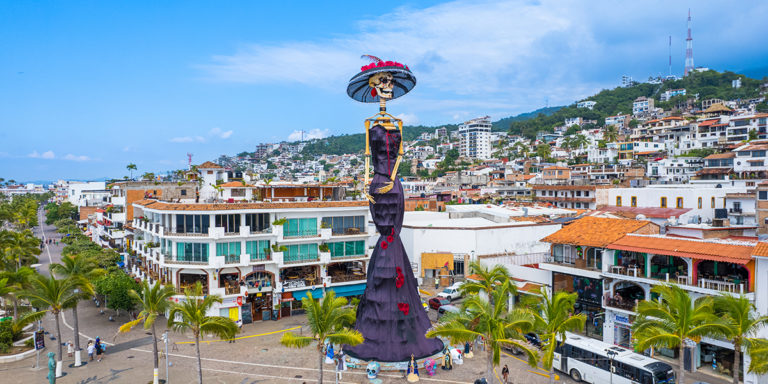 Día de Muertos en Puerto Vallarta: catrina gigante, dj y recorridos por panteones