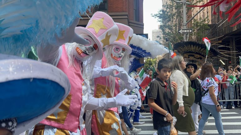 grito-en-times-square-trajes-tipicos