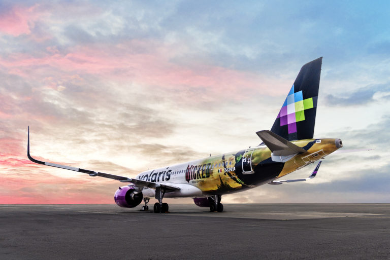 Volaris promociona Wicked en sus aviones