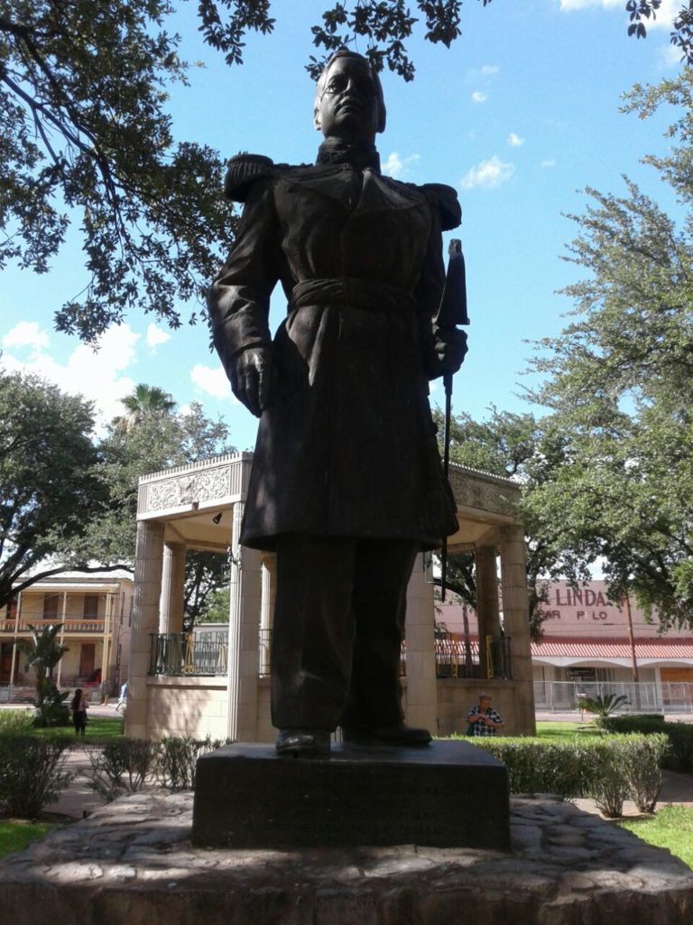 plaza-agustin-laredo-textas-estados-unidos