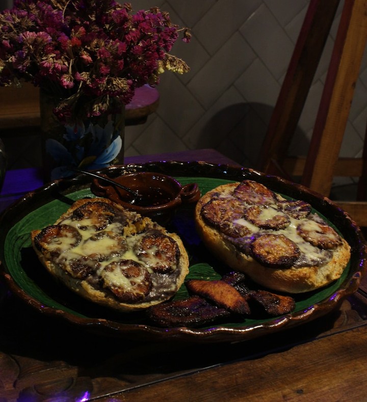 el-palacio-negro-comida-sopes