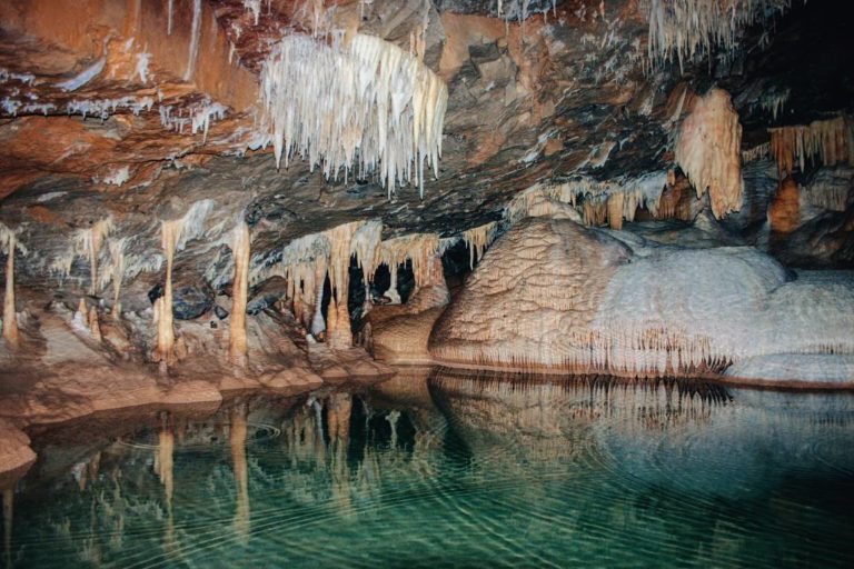 Grutas Karmidas: explora este lugar lleno de estalactitas, estalagmitas y estalagnatos