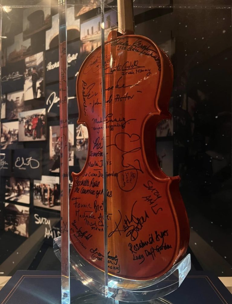 museo-del-titanic-pigeon-violin-musicos