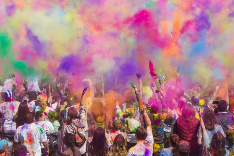 ¿Qué se celebra en el Festival Holi en India?