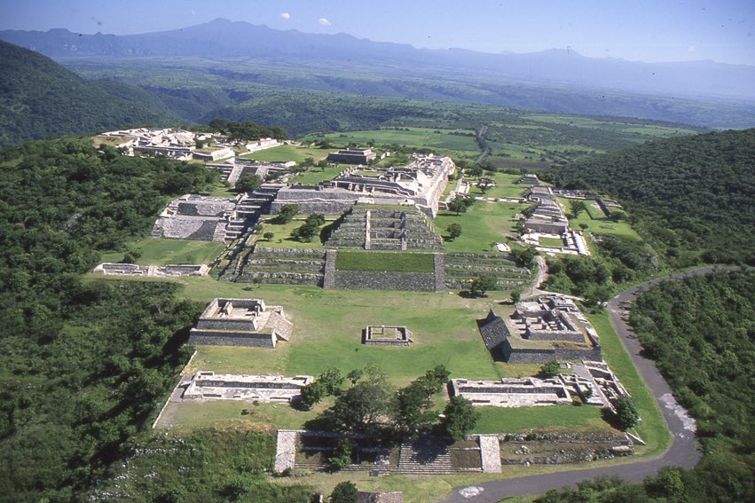 lugares imperdibles zona arqueológica de xochicalco