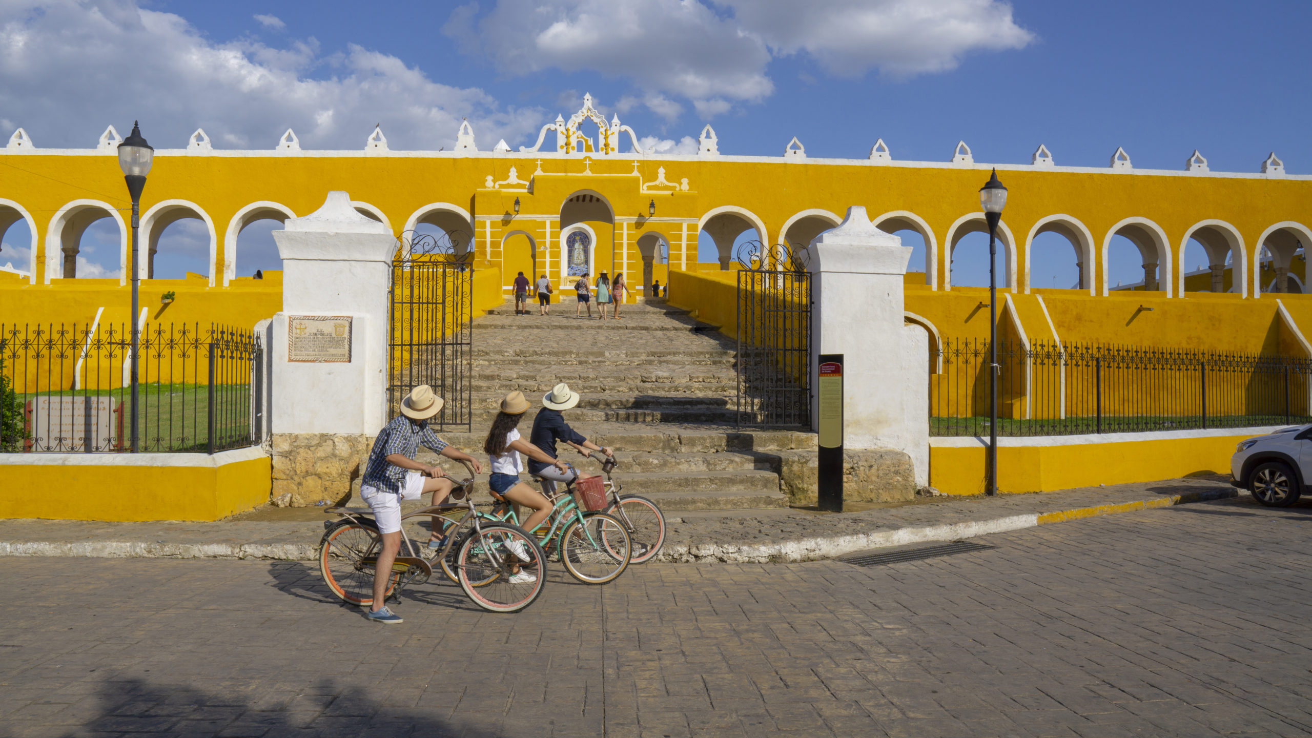 visita izamal pueblo amarillo yucatán