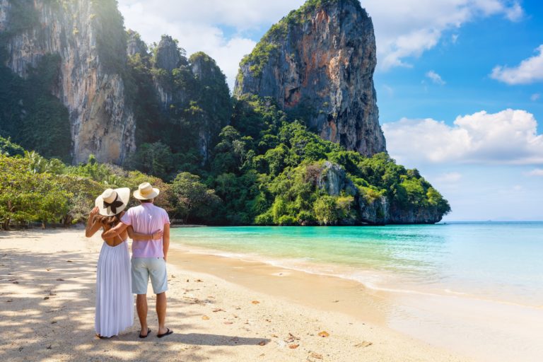 A,Beautiful,Tourist,Couple,Stands,On,The,Tropical,Beach,Of