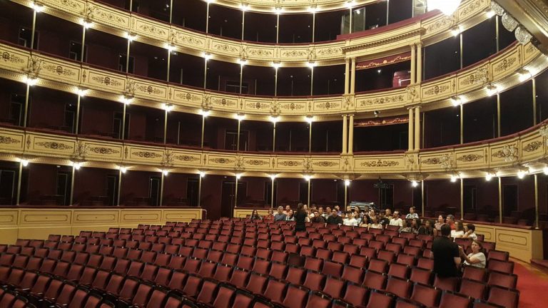 teatro-solis-dónde-ir-en-montevideo