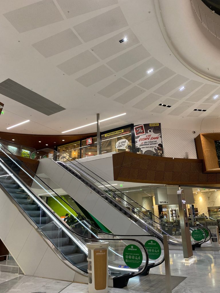 Aeropuerto-Charles-de-internacional-turism