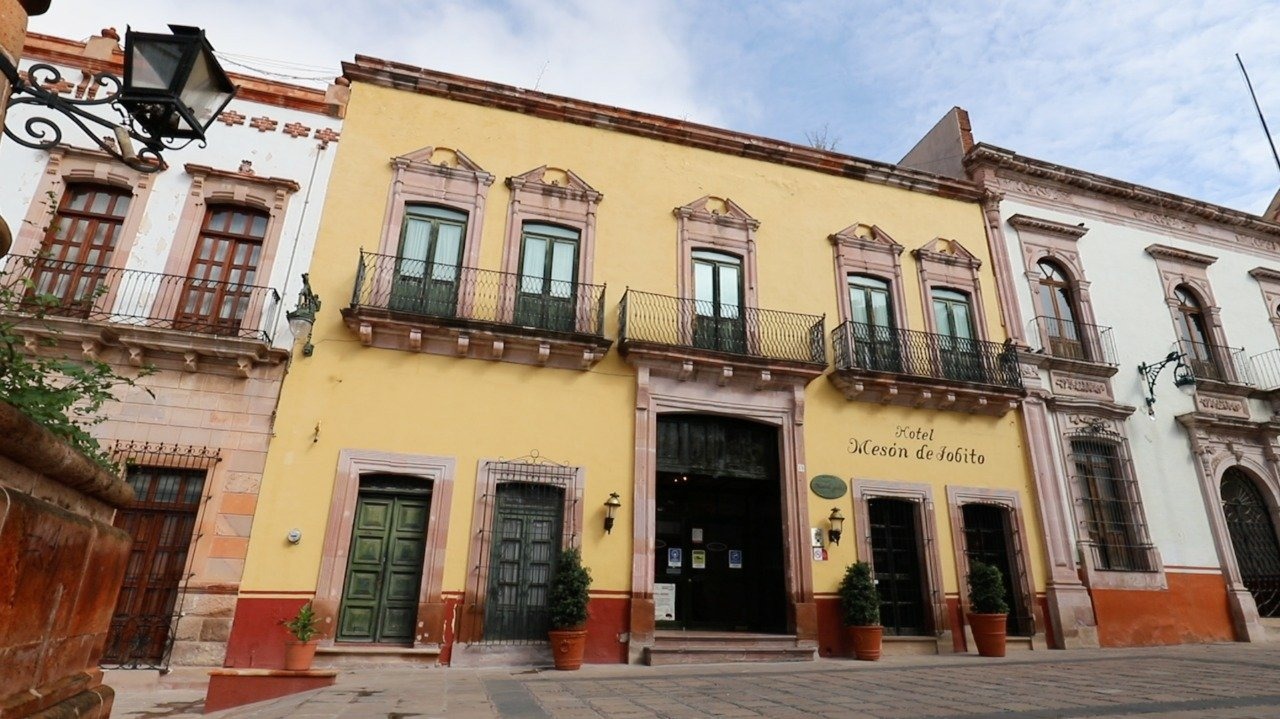 fachada hotel mesón de jobito