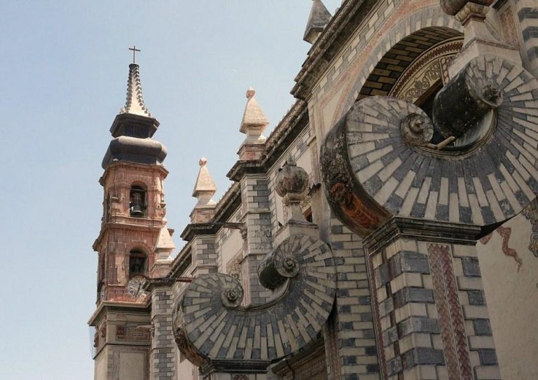 iglesia-rosa-en-queretaro-mexico