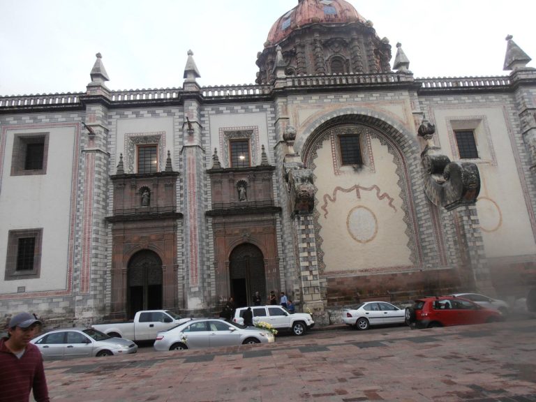 iglesia-rosa-en-queretaro-mx