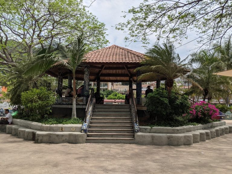 plaza-lazaro-cardenas-mex-turismo