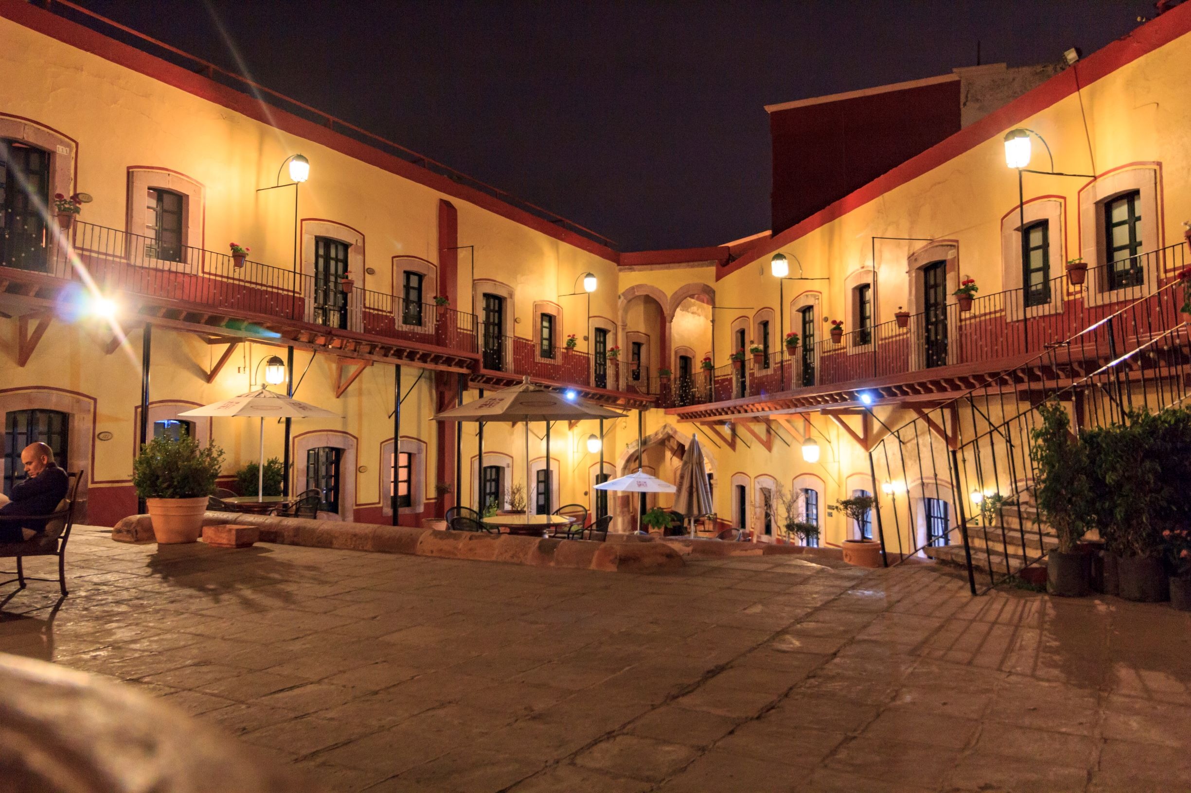 vigilante hotel mesón de jobito