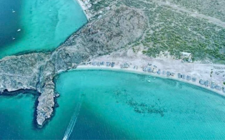Conoce las playas en Baja California Sur con una ballena varada