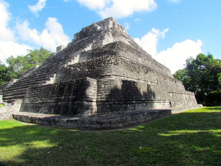La-gran-plaza-chacchoben-ruinas
