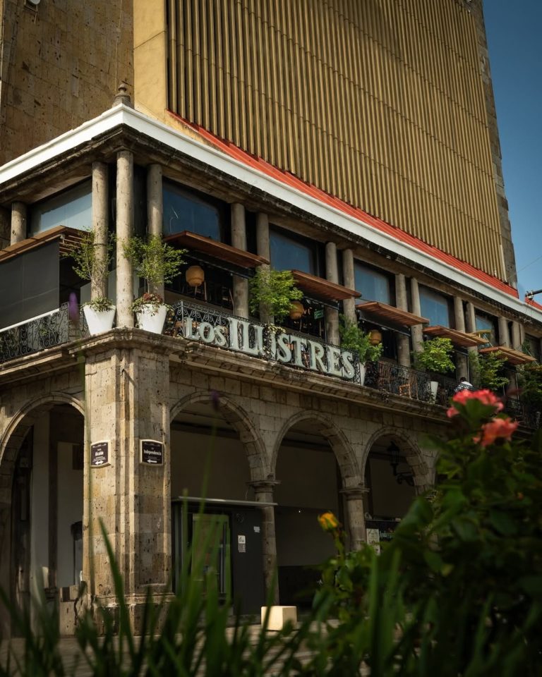 Los Ilustres (2)_2_11zon