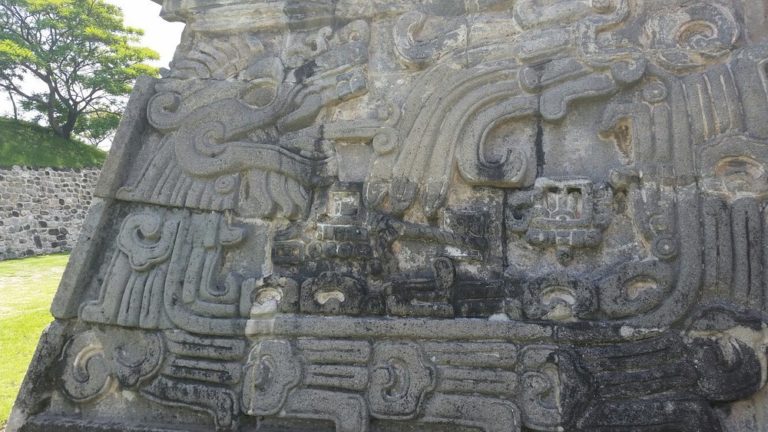 Zona-Arqueológica-de-Xochicalco-mexico