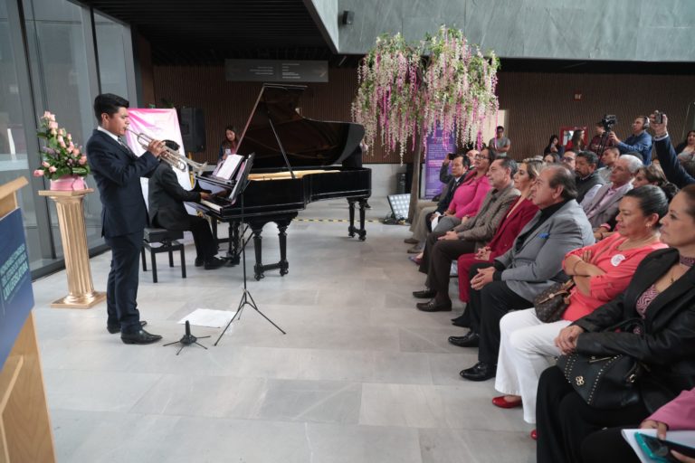 Congreso ilumina árbol de color rosa como símbolo de esperanza y prevención contra el cáncer de mama