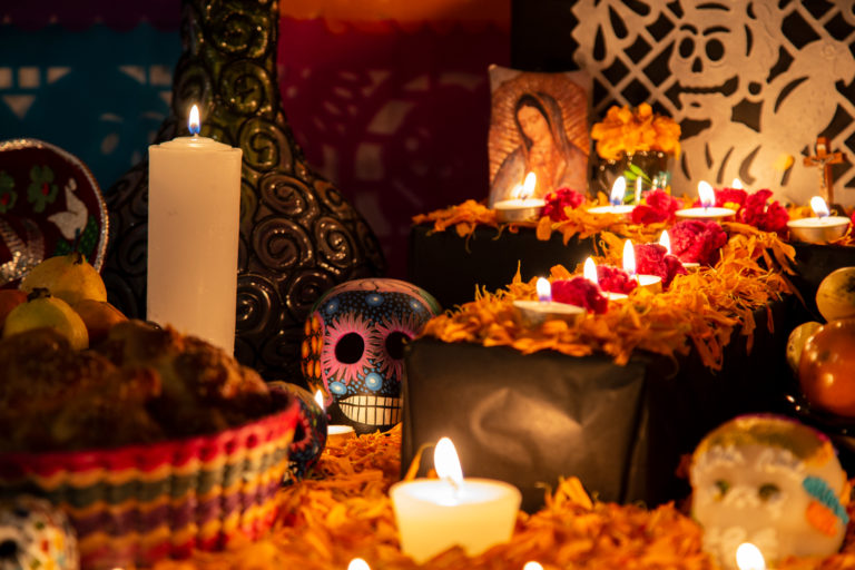 Pan, leyendas y muerteadas: vive 3 experiencias de Día de Muertos