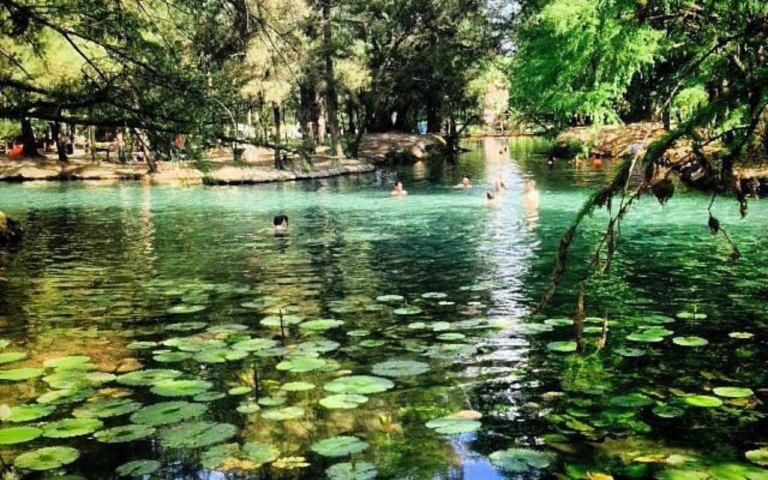 Laguna de la Media Luna, destino ideal para nadar y bucear