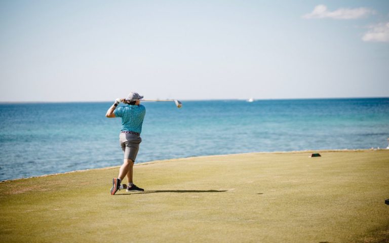 Golf en la Riviera Maya: lujo, sol y greens de ensueño