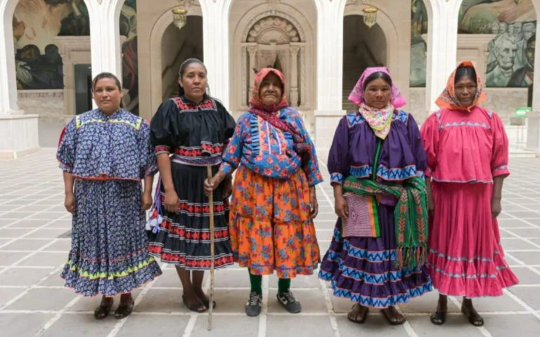 Mujeres rarámuri: orgullo artesanal de México
