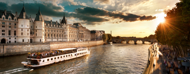 Consiergerie,,Pont,Neuf,And,Seine,River,With,Tour,Boat,At