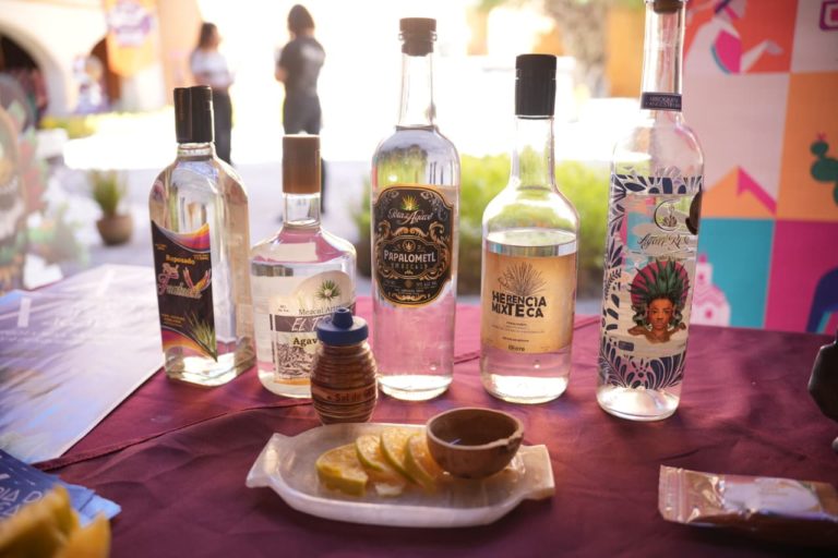 El mezcal poblano se celebra a lo grande en Tochimiltzingo