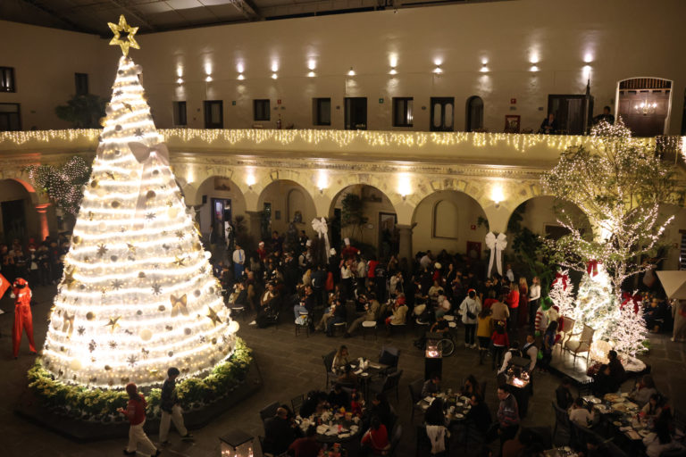 Hotel Quinta Real realiza el encendido de su árbol navideño