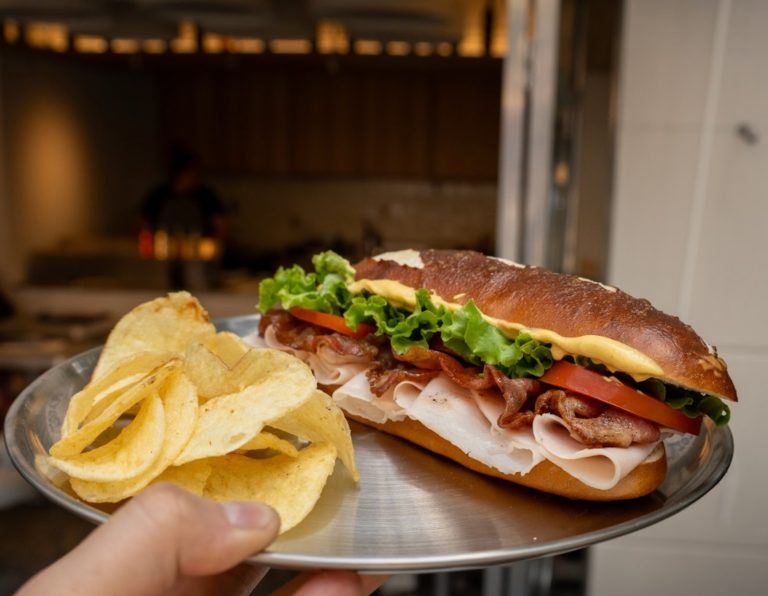 La nueva joya foodie de la Roma: Feroz y su pan bretzel