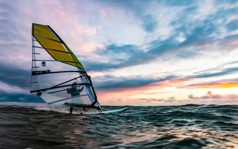 Qué es el windsurf y dónde practicarlo en México