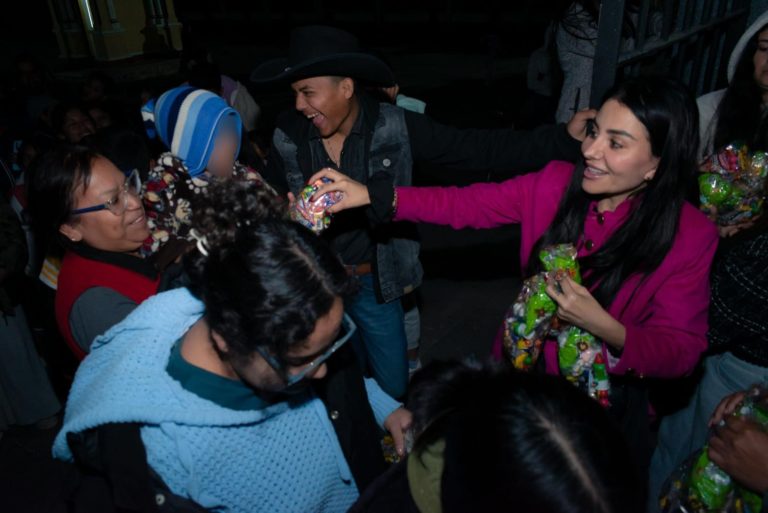 Más de mil aguinaldos entregó la diputada Nayeli Salvatori a habitantes del Distrito 18