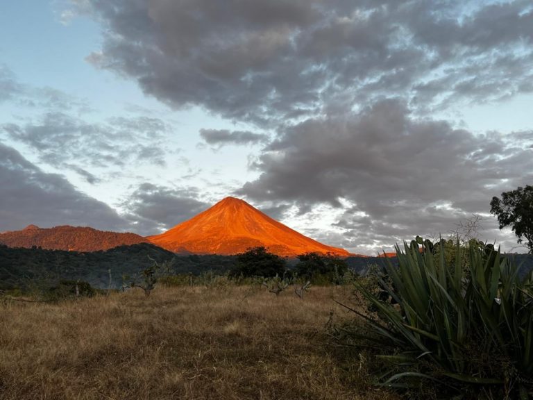 Entre lava, café y kayak: el Volcán de Colima