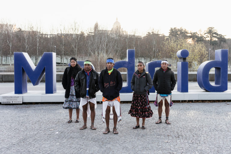 Ralámulis corren en Madrid y llevan Chihuahua al mundo