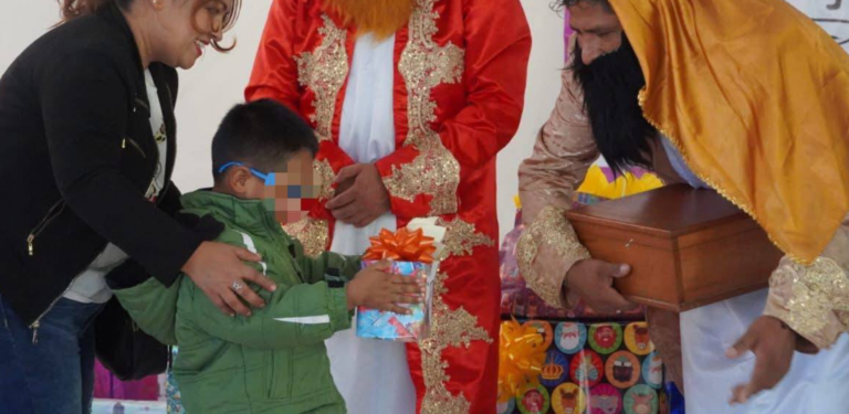 Participa Guadalupe Vargas en entrega de regalos de reyes magos a pacientes de la Fundación Tik Nime A.C.