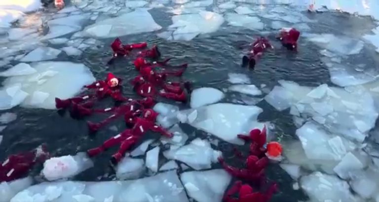 El invierno extremo de Moscú se vive flotando